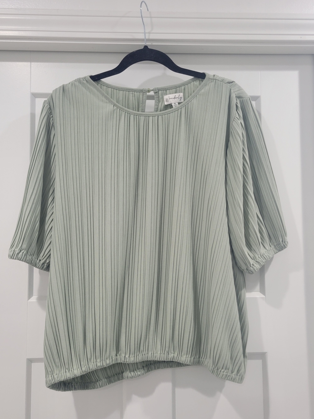 Wonderly Sage Green Plisse Pleated Keyhole Bubble Hem Top Blouse XL